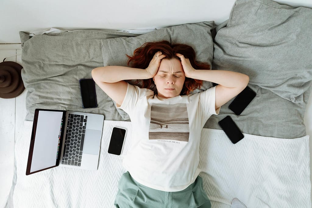 Seorang wanita yang sedang stres karena tidak memiliki work life balance.